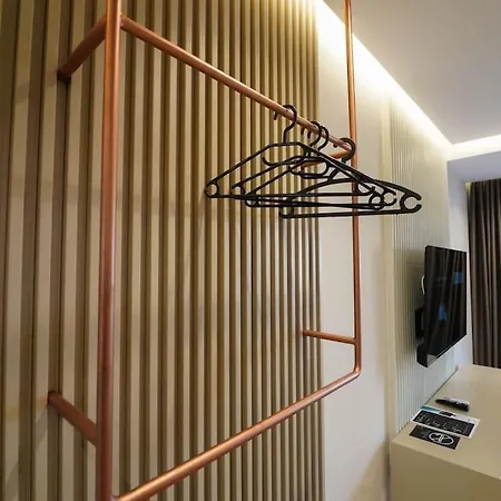 2 Steps From Center 3 3 Τίρανα