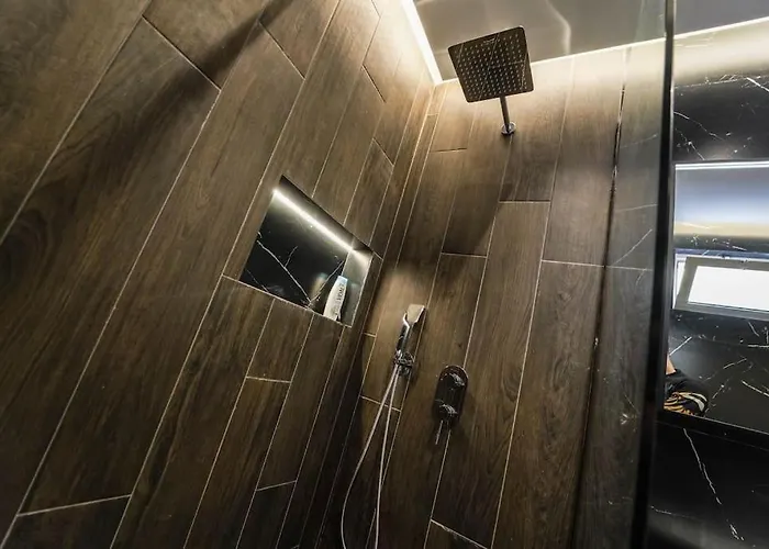 2 Steps From Center 3 3 * 地拉那