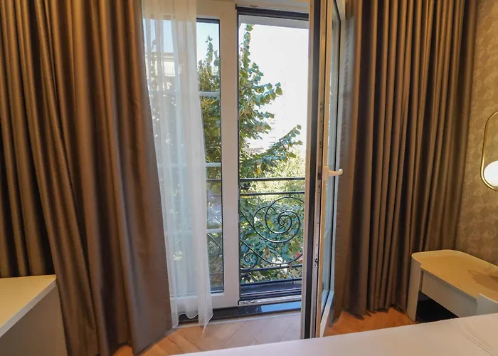 2 Steps From Center 3 3 * 地拉那